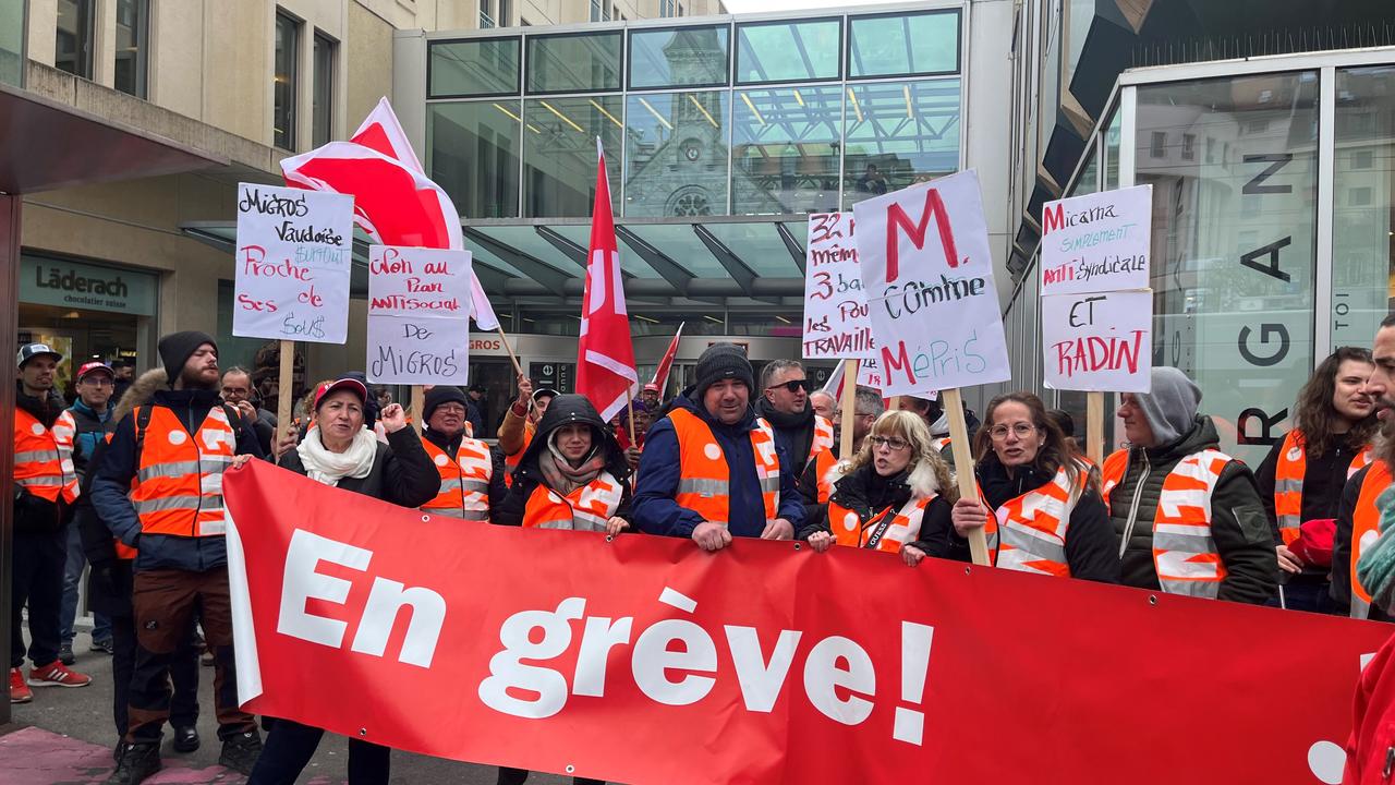 Les employés de Micarna sont en grève au centre-ville de Lausanne. [RTS - Céline Tzaud]