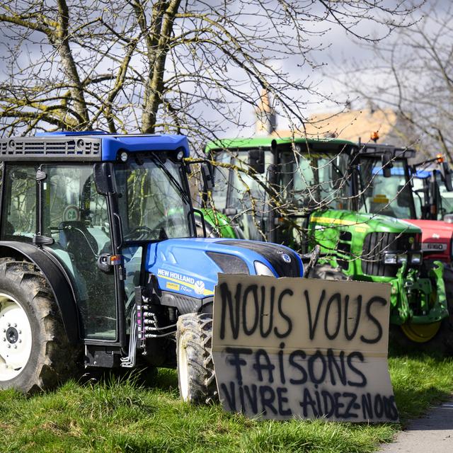 Le mouvement Révolte agricole Jura récolte des signatures pour une lettre ouverte destinée aux membres du gouvernement jurassien. [Keystone - Laurent Gilliéron]