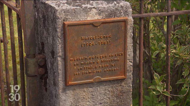 La plaque commémorative inaugurée mardi à Chézard-St-Martin. [RTS]