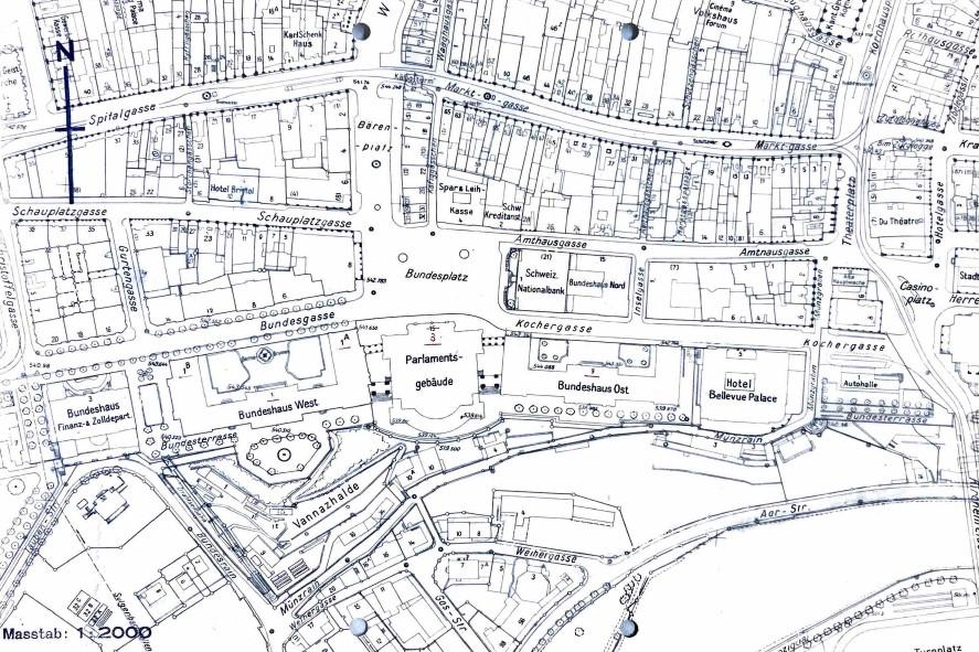 Sur cette carte de 1972, la Bundesplatz est bien représentée. On remarque aisément le grand dégagement opéré par la destruction de l'ancienne bâtisse au début du XXe siècle, qui permet de transformer la très allongée "Bärenplatz" en une "Bundesplatz" plus aérée. [Archives de la ville de Berne]