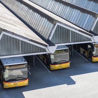 Postautos stehen beim Busbahnhof beim Hauptbahnhof, am Donnerstag, 26. Juli 2018 in Bern. [KEYSTONE - Peter Klaunzer]