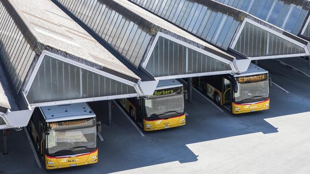 Postautos stehen beim Busbahnhof beim Hauptbahnhof, am Donnerstag, 26. Juli 2018 in Bern. [KEYSTONE - Peter Klaunzer]