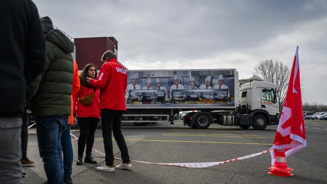 Les employés de Micarna à Ecublens (VD) ont entamé une grève pour protester contre la fermeture du site, annoncée pour le printemps 2025. [KEYSTONE - JEAN-CHRISTOPHE BOTT]