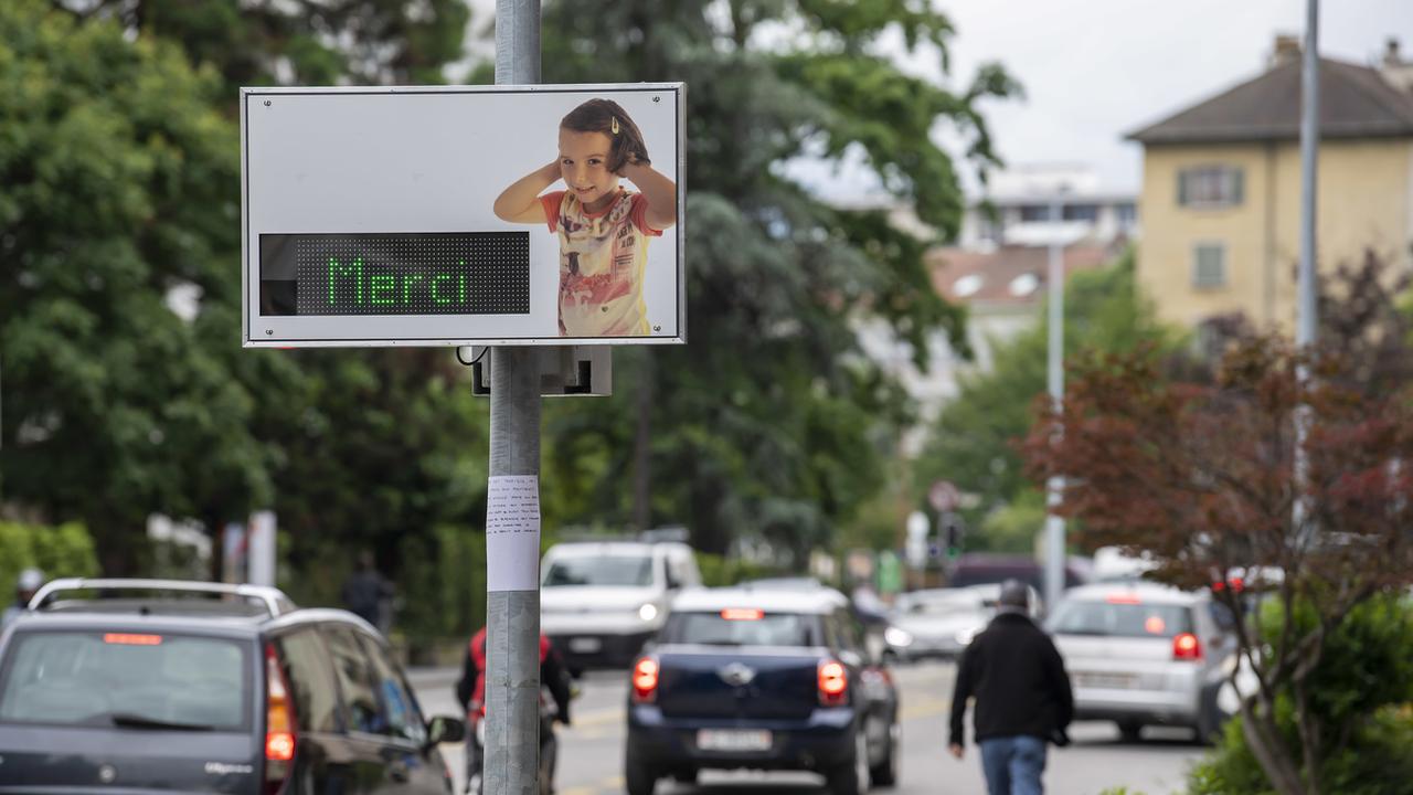 Un radar pour contre contre la pollution sonore des voitures et autres véhicules est photographié à Genève le 10 juin 2020 (image d'illustration). [keystone - Martial Trezzini]