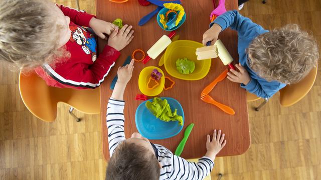 Deux enfants sur trois bénéficient d’un accueil extra-familial en Suisse. [Keystone - Laurent Gillieron]