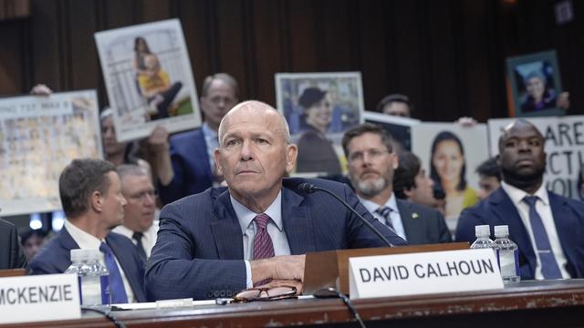 Le patron de Boeing admet la "gravité" de la situation devant une commission du Sénat américain le 18 juin 2024. [Keystone - AP Photo/Mariam Zuhaib]