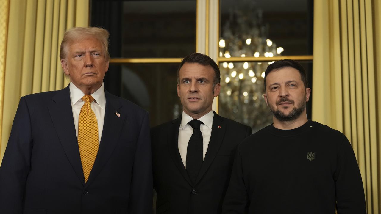 Donald Trump, Volodymyr Zelensky et Emmanuel Macron entament une réunion trilatérale à Paris. [Keystone - AP Photo/Aurelien Morissard]