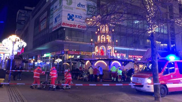 Une voiture a foncé vendredi dans une foule rassemblée sur un marché de Noël à Magdebourg, en Allemagne. [Keystone - Dörthe Hein - DPA]