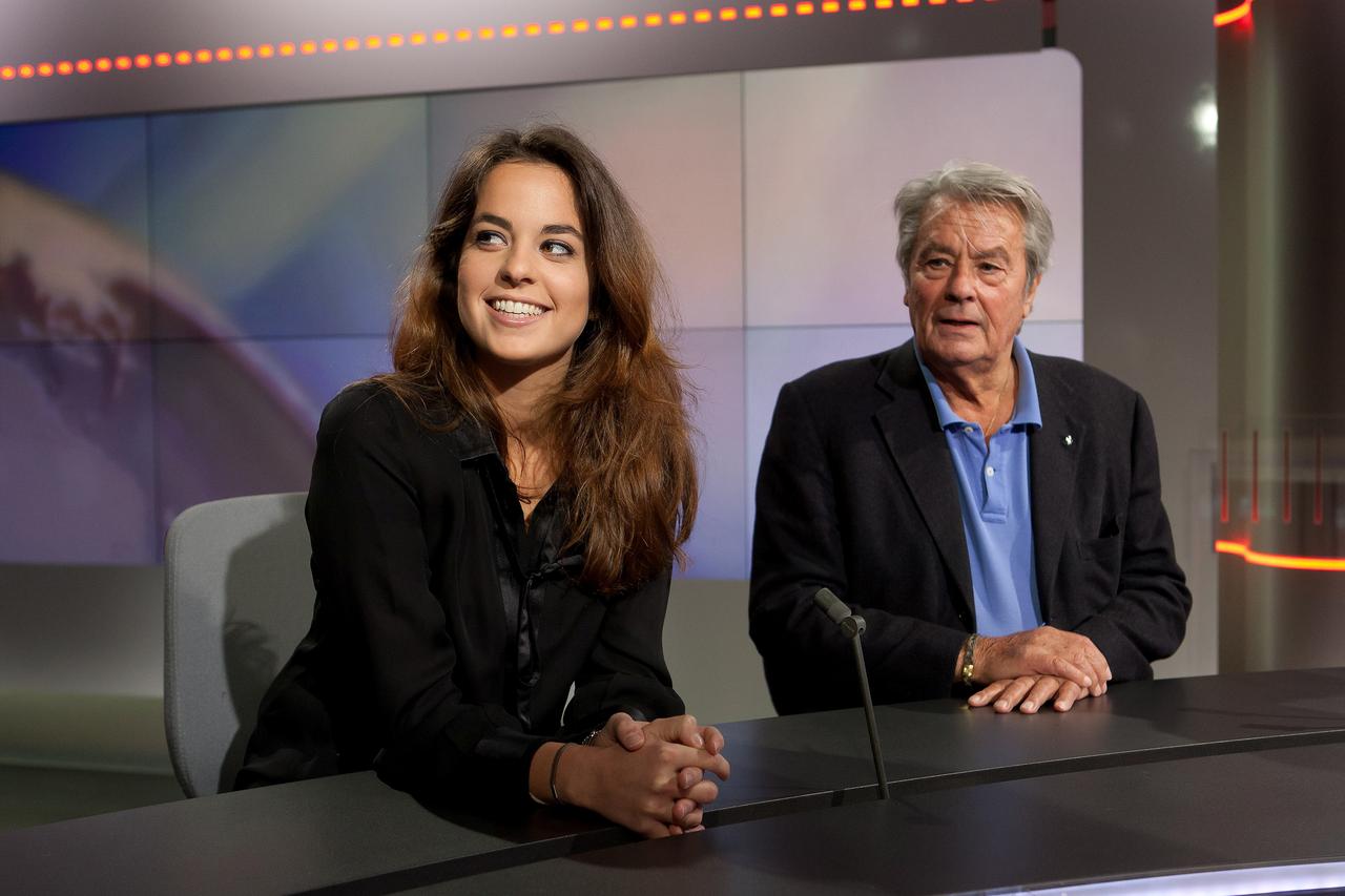 Anouchka Delon en compagnie de son père Alain sur le plateau de la RTS en 2013. [RTS - Laurent Bleuze]