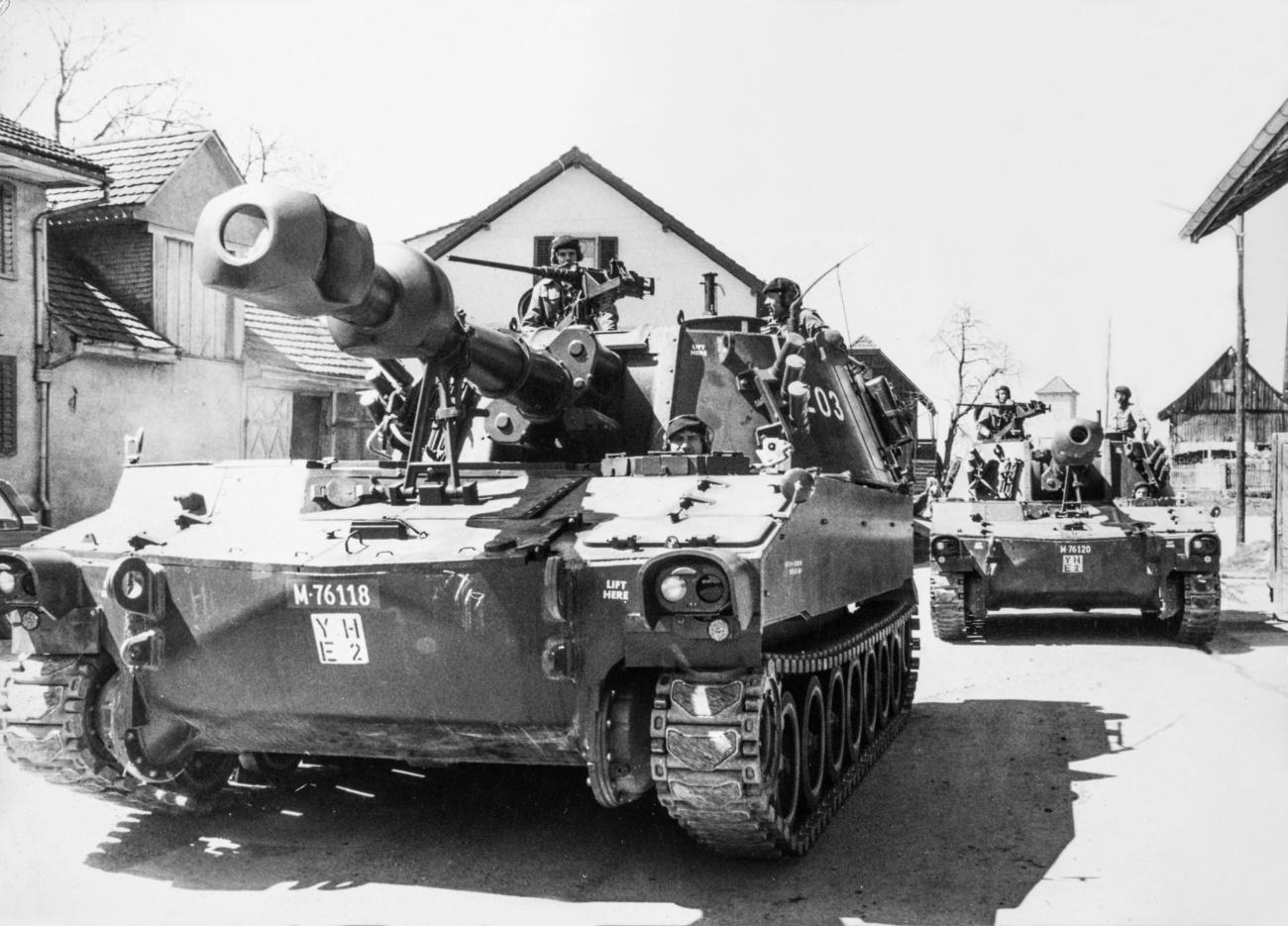 Un char de type M109 de l'armée suisse, le 1er mai 1973 [Keystone/Photopress-archiv - Str]