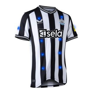 Le club de Newcastle a testé des maillots qui vibrent au gré de l'ambiance du stade pour deux supporters malentendants. [© NEWCASTELUNITED.COM]