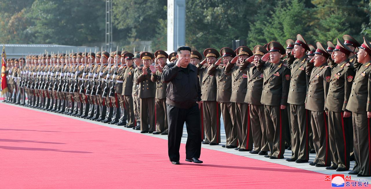 Le dirigeant nord-coréen Kim Jong Un inspecte le quartier général du 2e corps de l'armée nord-coréenne, le 17 octobre 2024 (image d'illustration) [via REUTERS - KCNA]