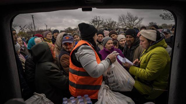 L'ONU s'inquiète que l'aide humanitaire en Ukraine manque de fonds alors que les besoins augmentent. [Keystone/AP Photo]