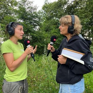 Laurence reçoit Charline Daujat, gardienne de la forêt, qui vit sur place. [RTS - Mathilde Pelletier]