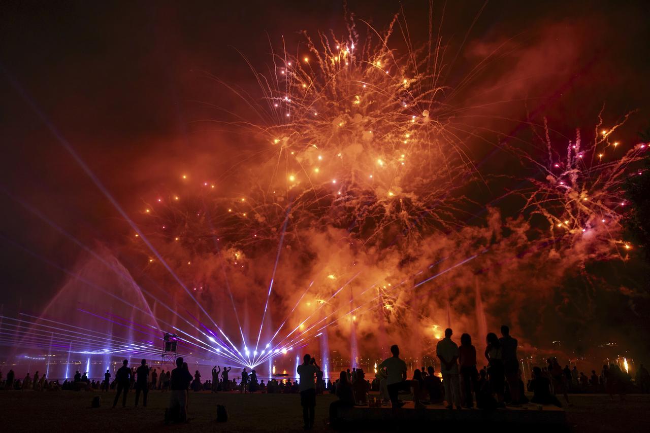 Les feux d'artifice ont illuminé la Plage des Eaux-Vives durant l'évènement "Genève Genève". [KEYSTONE - SALVATORE DI NOLFI]