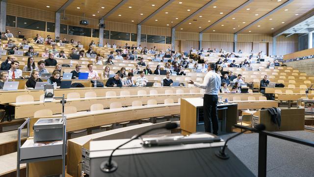 Le chômage chez les diplômés de hautes écoles augmente en Suisse. [Keystone - Christian Beutler]