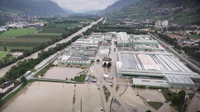 Sept semaines après les intempéries, les travaux se poursuivent à l'usine Novelis de Sierre. [RTS]