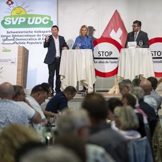 Yvan Pahud, Céline Amaudruz, Kevin Grangier, Pascal Schmid et Thomas Knutti (de gauche à droite) à l'assemblée des délégués de l'UDC à Loèche (VS). Le 17 août 2024. [KEYSTONE - Alessandro della Valle]