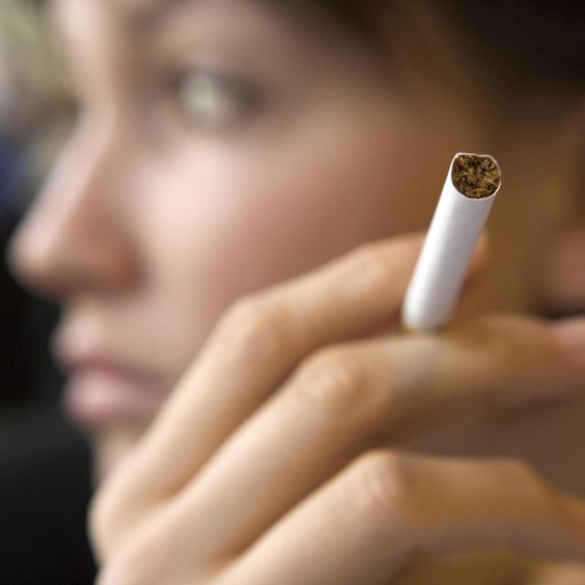 Au Royaume-Uni, environ 12% des jeunes de 16 et 17 ans sont fumeurs. [Keystone - Martin Ruetschi]