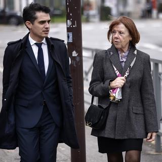 Gisèle Pelicot et son avocat, le 25 novembre 2024. [Keystone - EPA/Yoan Valat]