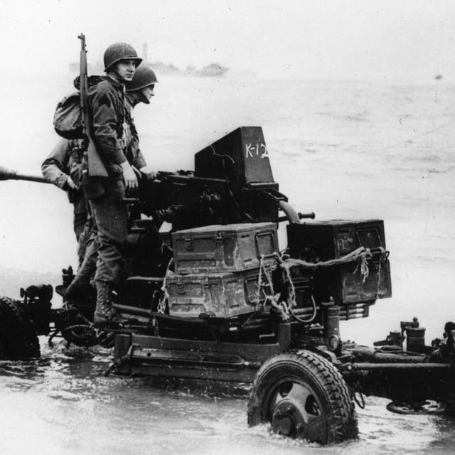 Plage de Fadela, au Maroc, le 8 novembre 1942 Débarquement d'un canon de DCA par deux soldats américains. [AFP - usis Ditel Leemage]