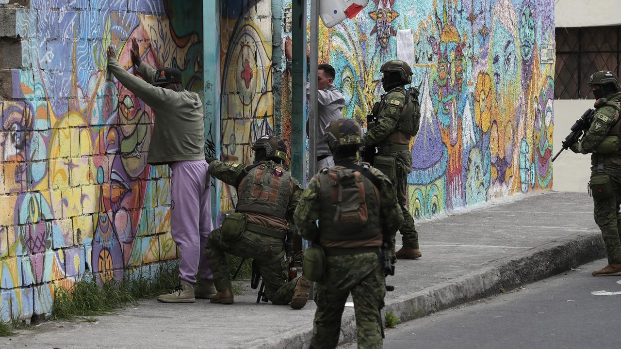 L'Equateur a mobilisé son armée et lance une offensive musclée contre les gangs. [Keystone - José Jacome]