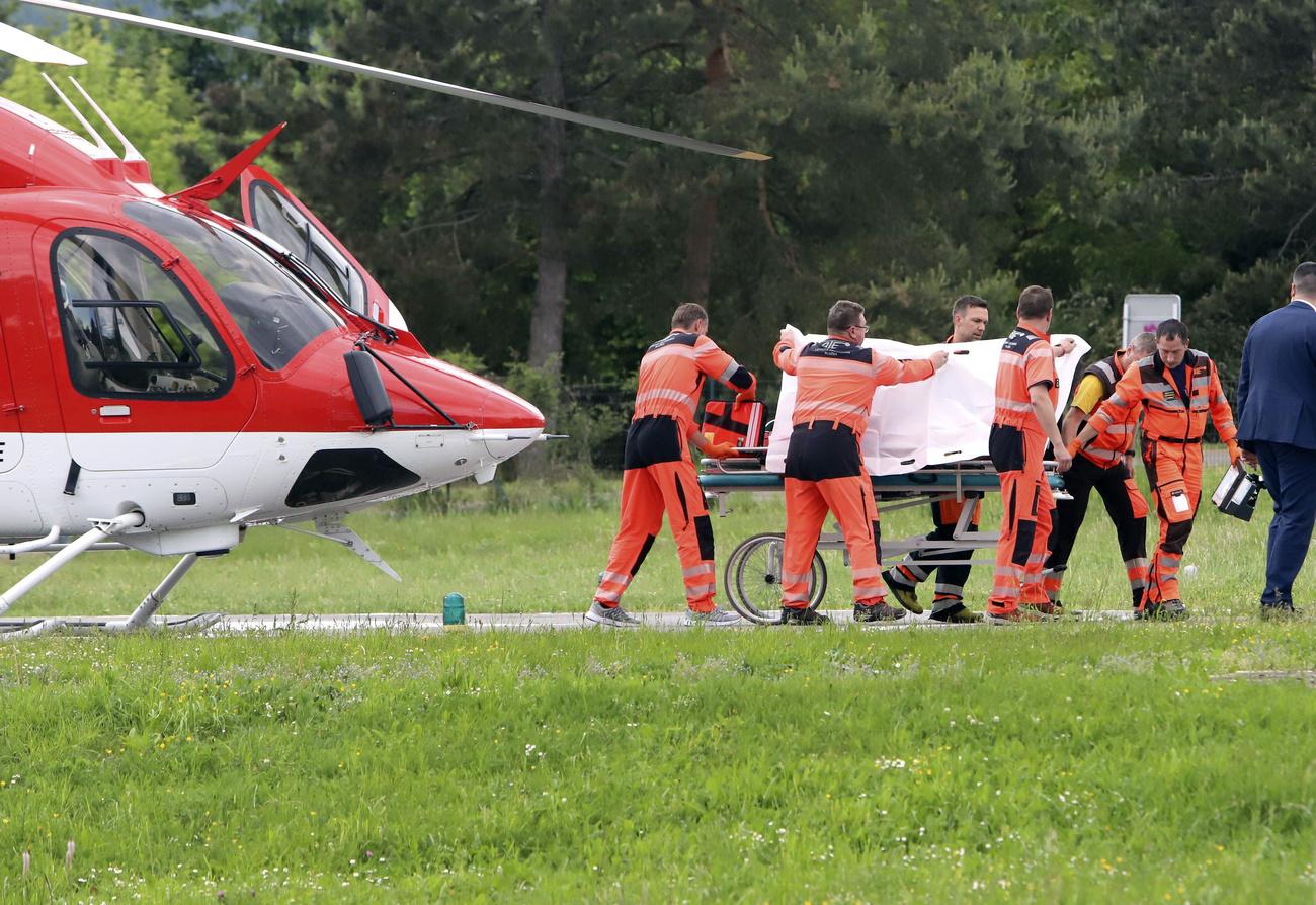 Robert Fico a été évacué en hélicoptère à Banska Bystrica, où il a été opéré. [KEYSTONE - JAN KROSLÁK]