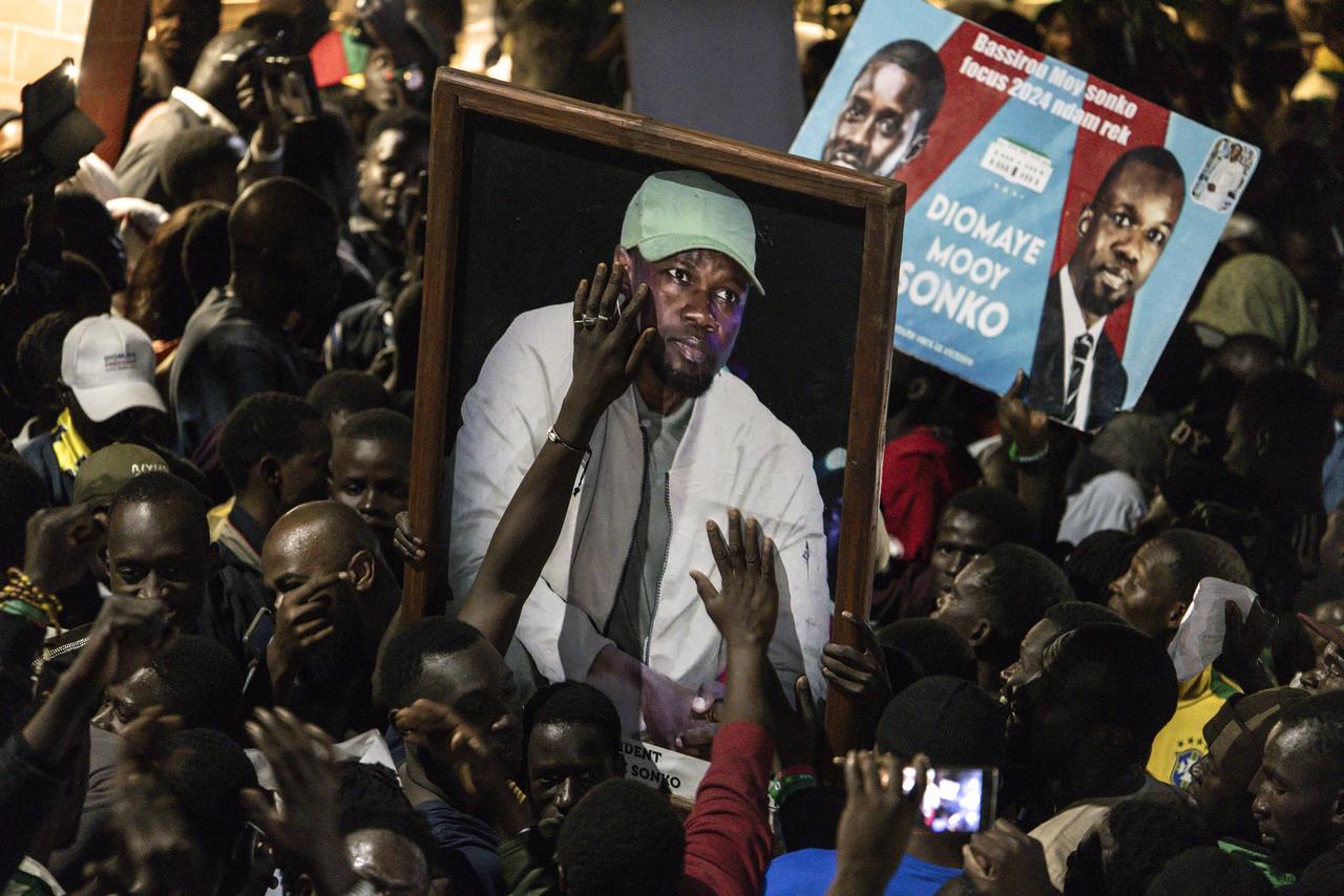 Les libérations d'Ousmane Sonko et de Bassirou Diomaye Faye ont provoqué des scènes de liesse à Dakar. [AFP - JOHN WESSELS]