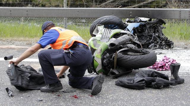 Accidents de moto à Genève, des familles endeuillées militent pour une meilleure prévention. [KEYSTONE - ARNO BALZARINI]