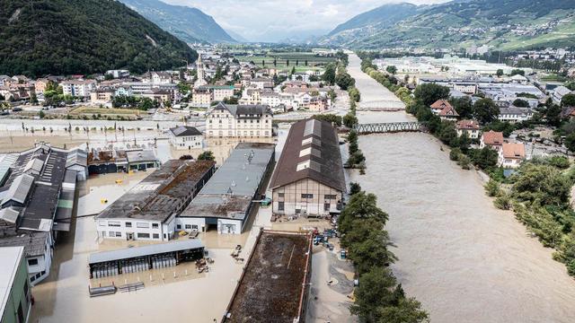 Le débordement du Rhône a provoqué de lourds dommages dans la région de Sierre. [Keystone]