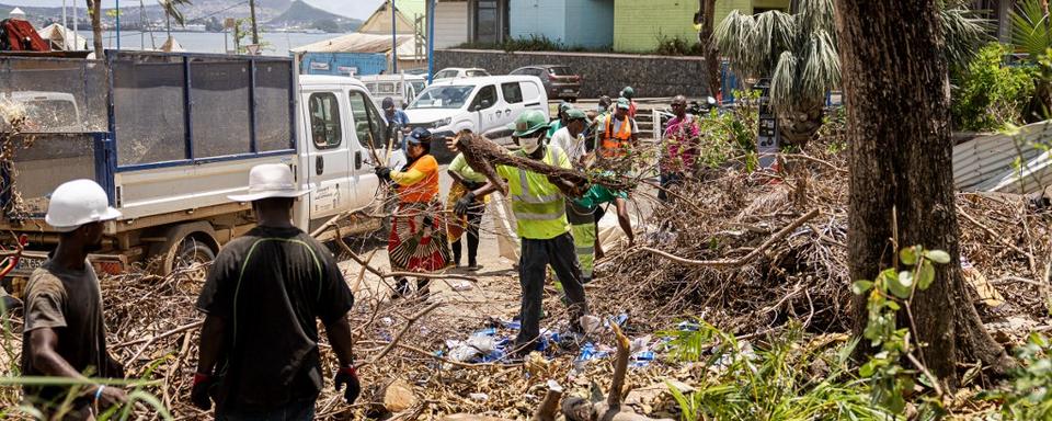 Les travaux de nettoyage sont toujours en cours dans les rues de Mamoudzou à Mayotte. [AFP - Patrick Meinhardt]