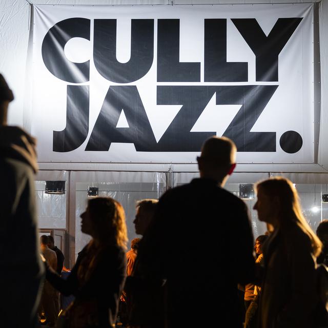 Devant la scène du Chapiteau lors de la 41ème édition du Cully Jazz Festival, le 5 avril 2024 à Cully (VD). [Keystone - Cyril Zingaro]