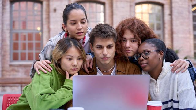 Des jeunes étudiants face à un ordinateur. [Depositphotos - Carlos Baquero]