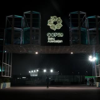 Des gens sortant du bâtiment de la COP29. 23 novembre 2024 à Bakou, Azerbaïdjan. [AP PHOTO/KEYSTONE - Rafiq Maqbool]