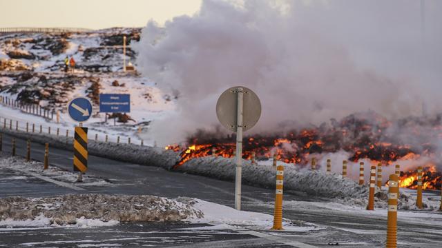 La lave se répand près de la route de Grindavík, en Islande, le 8 février 2024. [Keystone - AP Photo /Marco Di Marco]