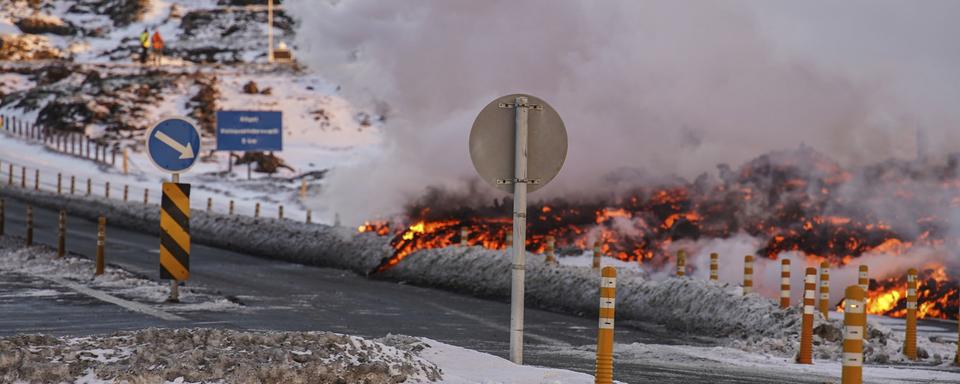 La lave se répand près de la route de Grindavík, en Islande, le 8 février 2024. [Keystone - AP Photo /Marco Di Marco]