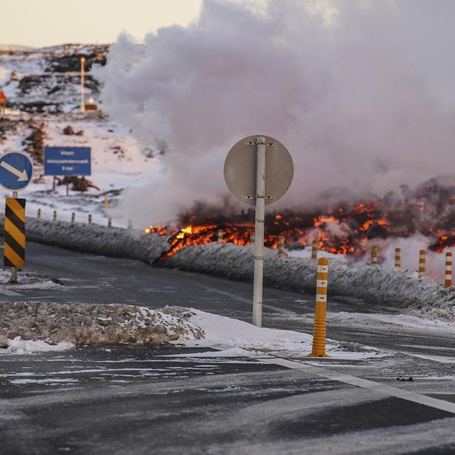 La lave se répand près de la route de Grindavík, en Islande, le 8 février 2024. [Keystone - AP Photo /Marco Di Marco]