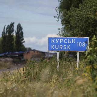 Un panneau avec le nom de la ville de Koursk. [Keystone/AP Photo - Evgeniy Maloletka]