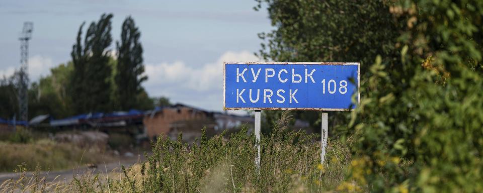 Un panneau avec le nom de la ville de Koursk. [Keystone/AP Photo - Evgeniy Maloletka]