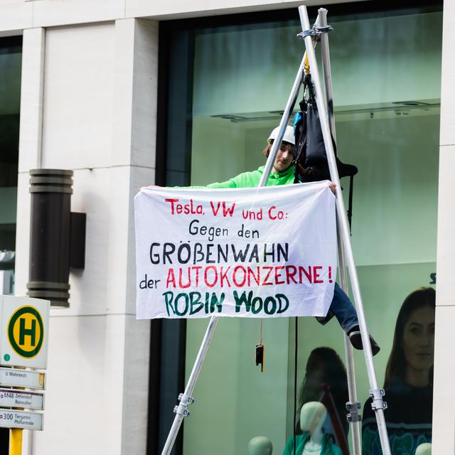 Une action de protestation de l'organisation de protection de l'environnement et de la nature Robin Wood contre l'extension prévue de l'usine Tesla à Grünheide en Allemagne, le 10 mai 2024. [Keystone - Christoph Soeder]