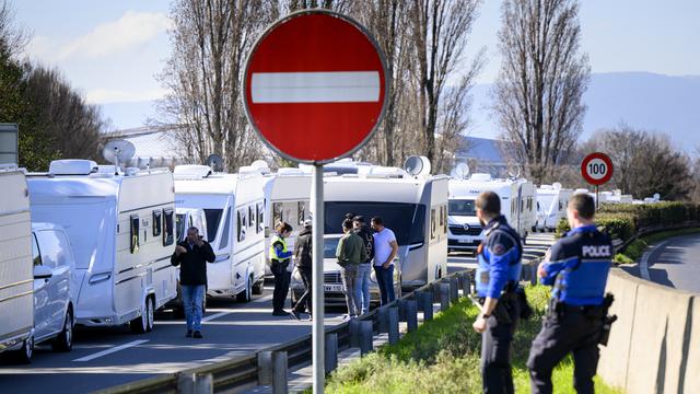 Une soixantaine de caravanes de gens du voyage bloquées par la police à Lausanne. [KEYSTONE - JEAN-CHRISTOPHE BOTT]