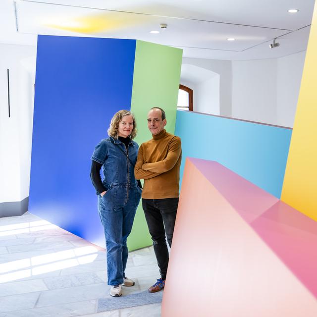 Le duo d'artistes bernois Sabina Lang et Daniel Baumann, posent dans l'installation "Module No9, 2024" au Musee d'art du Valais à Sion. [Keystone - Jean-Chrstophe Bott]