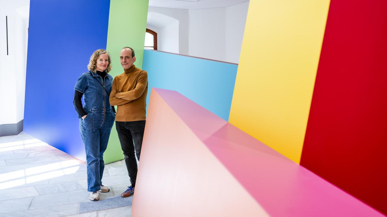 Le duo d'artistes bernois Sabina Lang et Daniel Baumann, posent dans l'installation "Module No9, 2024" au Musee d'art du Valais à Sion. [Keystone - Jean-Chrstophe Bott]