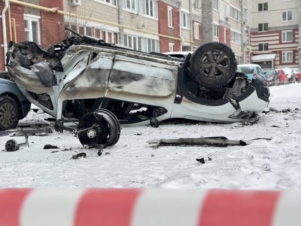 Un véhicule détruit par un bombardement dans la ville russe de Belgorod. [Keystone/EPA - Belogorod Region Governor]