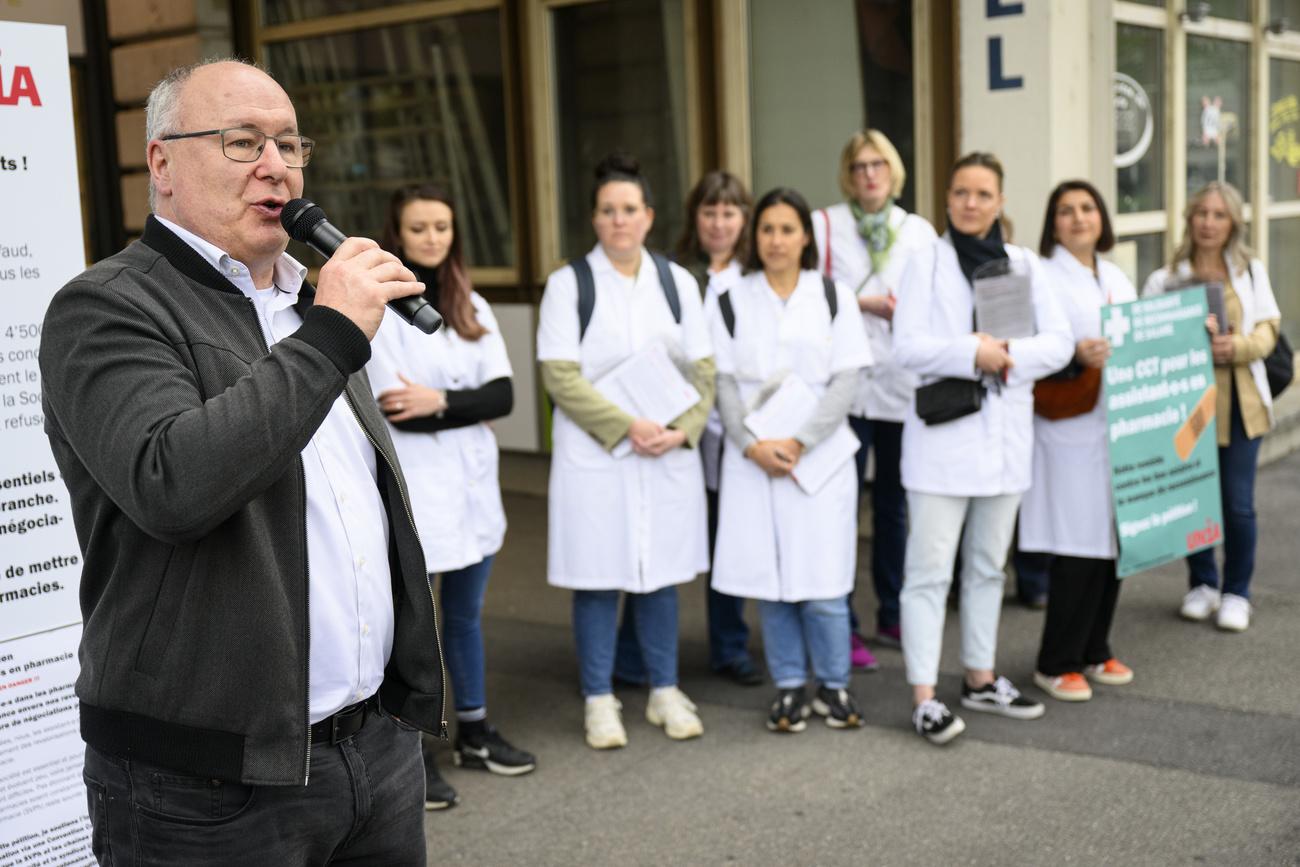 Avant de se rendre à Bienne, Pierre-Yves Maillard était à Ouchy pour soutenir les assistantes en pharmacie vaudoises qui réclament une CCT. [KEYSTONE - LAURENT GILLIERON]