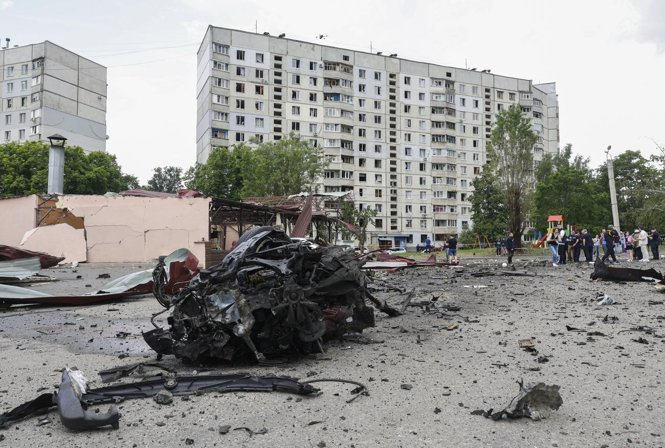 Le site de bombardement d'une zone résidentielle à Kharkiv, le 22 mai 2024, où au moins dix personnes ont été blessées lors d'une attaque à la bombe planante, selon le maire de Kharkiv, Igor Terekhov. [KEYSTONE - SERGEY KOZLOV]