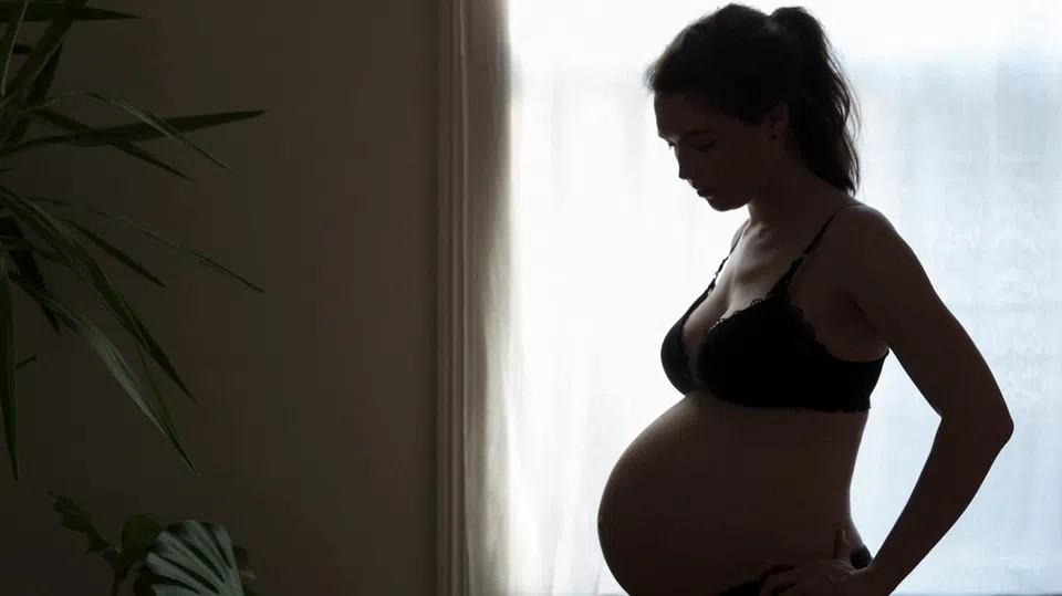 Le nombre d'accouchements non assistés n'est pas recensé. Barbara Stocker, sage-femme, estime qu'il est important de se demander pourquoi les femmes enceintes se détournent des accouchements médicalisés. [STOCKSY - HILARY WALKER]