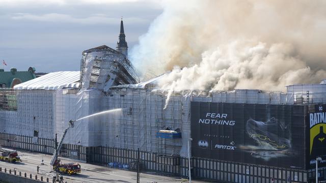 Incendie spectaculaire en cours à la vieille Bourse de Copenhague [KEYSTONE - EMIL HELMS]