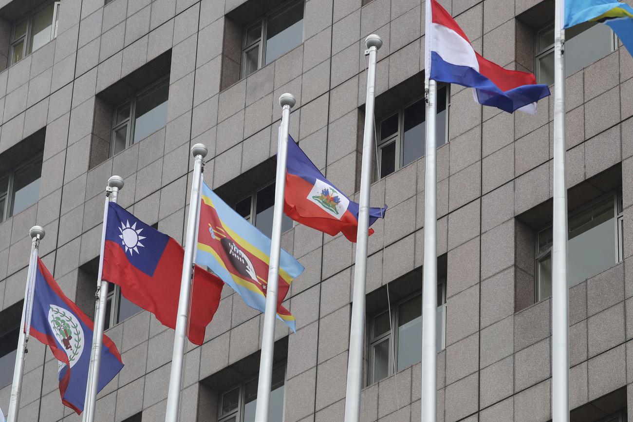 A Taipei, le drapeau de Nauru a été enlevé à l'extérieur de l'ambassade [Keystone - AP Photo/Chiang Ying-ying]