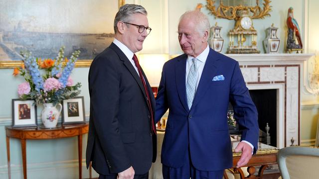 Comme de coutume, le palais de Buckingham a publié une photo du souverain le roi Charles III, à droite) recevant le nouveau chef de gouvernement (Keir Starmer, à gauche). [via REUTERS - Yui Mok]